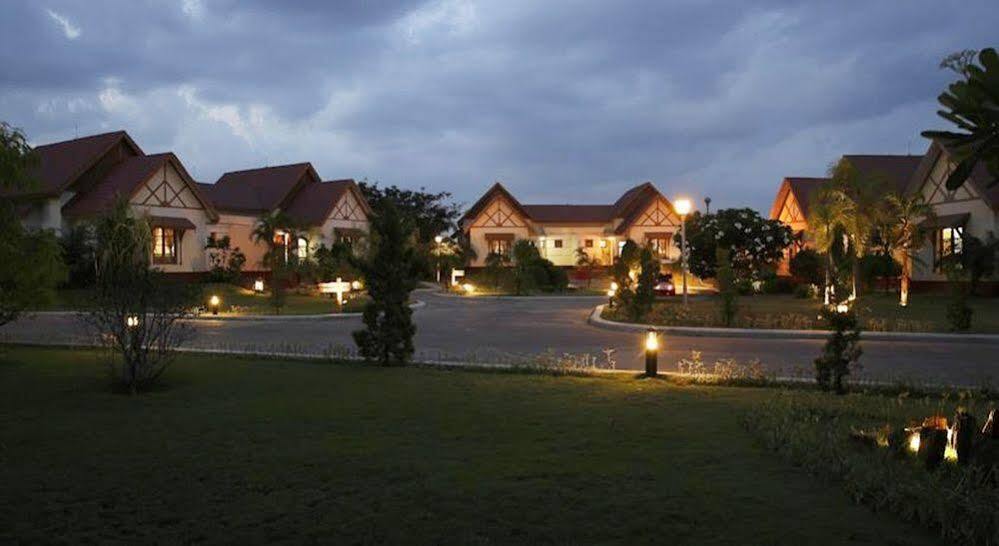 โรงแรมเมียะ ตอ วิน Naypyidaw ภายนอก รูปภาพ
